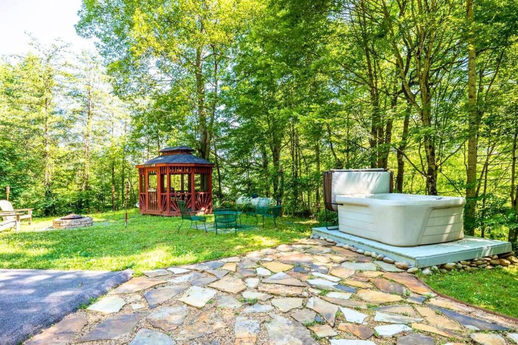 Romantic Gem, 2 Acres, Hot Tub, Free Pet, King Bed Villa Pigeon Forge Exterior photo